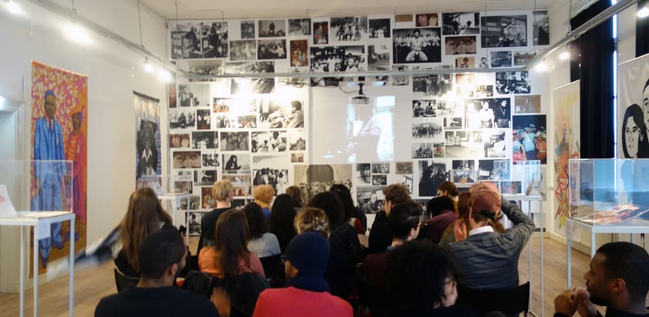 Studenten krijgen een college Afro-Nederlandse Studies in de Black Archives (2018)